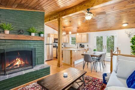 Harpers Ferry Cabin Hot Tub, Deck, Fire Pit, Wifi Esterno foto