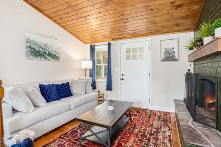 Harpers Ferry Cabin Hot Tub, Deck, Fire Pit, Wifi Esterno foto